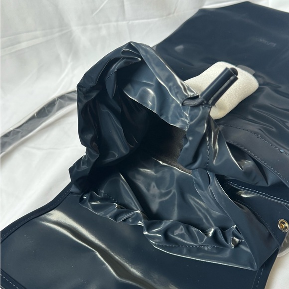 NWOT Rains Bucket Bag Backpack in Ink Patent Blue with Shine RARE COLOR Unisex - Picture 5 of 6